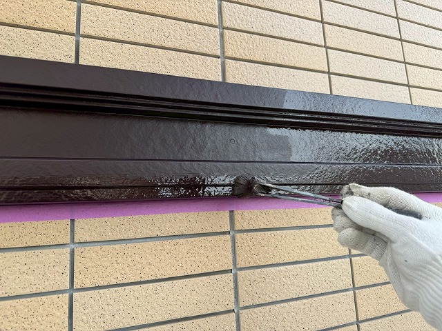 2回目の塗装でハケを使い幕板の際を丁寧に塗り込む様子