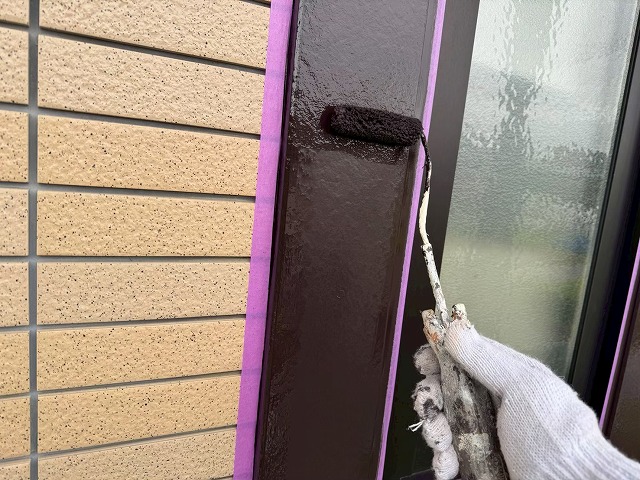 小型ローラーで窓まわりモールへ2回目塗装を行う様子