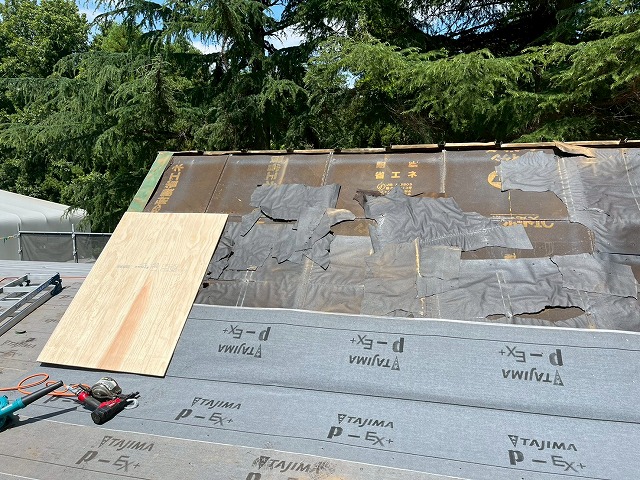 金属屋根撤去後に通常の屋根と三角屋根部分の取り合い部に防水シートを施工