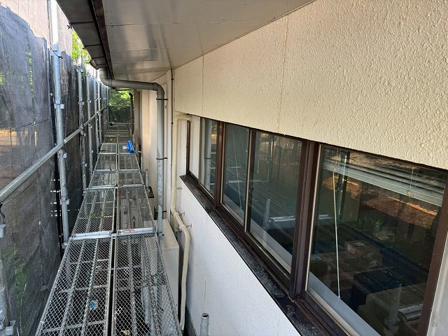 SRC造建物の吹き付け仕上げ外壁に色あせやカビが見られる状態