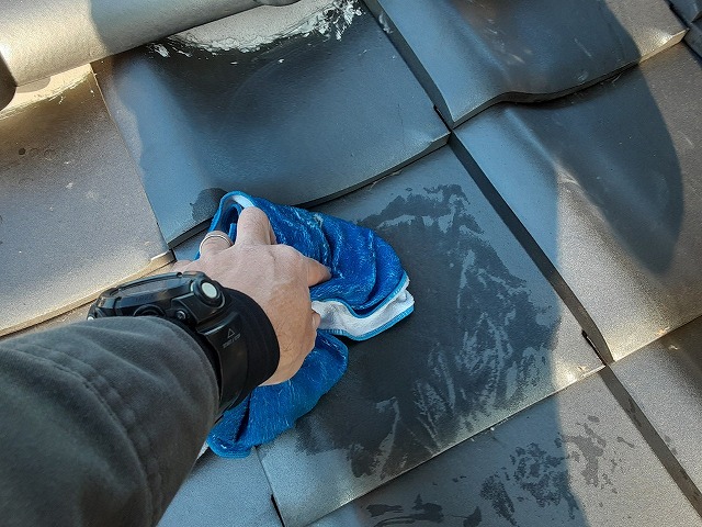 瓦屋根の清掃汚れ落とし　雑巾がけ