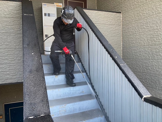 階段蹴込の鉄部塗装を行うための高圧洗浄作業