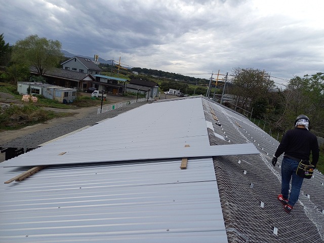 倉庫建物の棟から軒先まで1枚物の折板屋根を取り付け