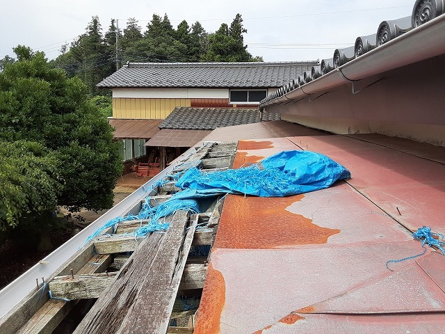 著しいダメージを負った住宅の玄関屋根の葺き替え工事前の状況