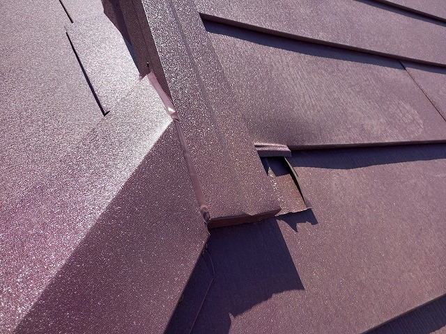 屋根カバー工法リフォームの棟板金とケラバ板金との取り合い部へのコーキング処理
