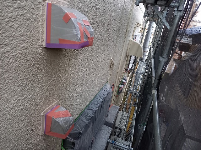 外壁塗装工事のウェザーカバーへのマスカー養生