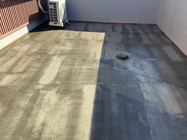 ウレタン塗膜防水工事のプライマー塗布工程が完了した状況