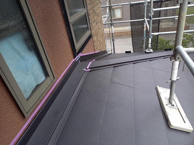 下屋根部カバー工事の壁押えや隅棟包みへのコーキング処理のためのマスキングテープ養生