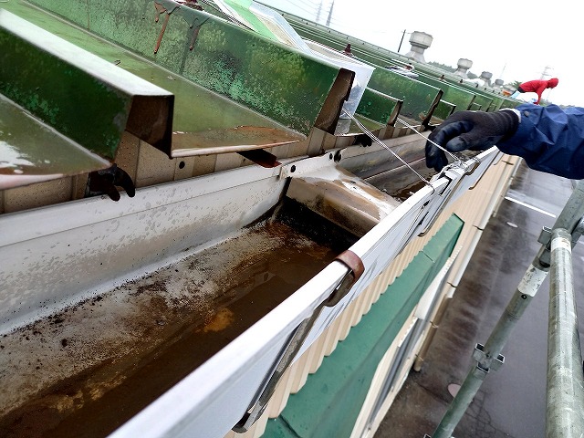 勾配不良が生じている雨樋補修完了状況