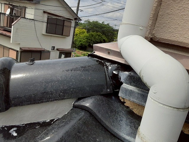 下屋根部棟取り直し工事の棟瓦周辺の隙間へのコーキング処理