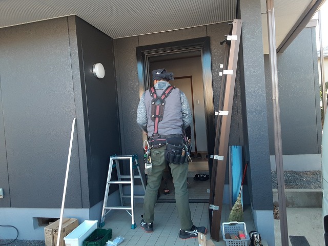 鹿嶋市でわずか1日で完了する玄関ドアカバー工法リフォーム、既存玄関ドアの取り外し