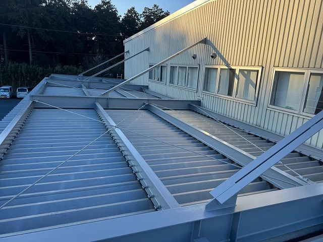 土浦市の倉庫建物にて行ってきた屋根鉄骨塗装の施工後の清掃と工事のビフォーアフター
