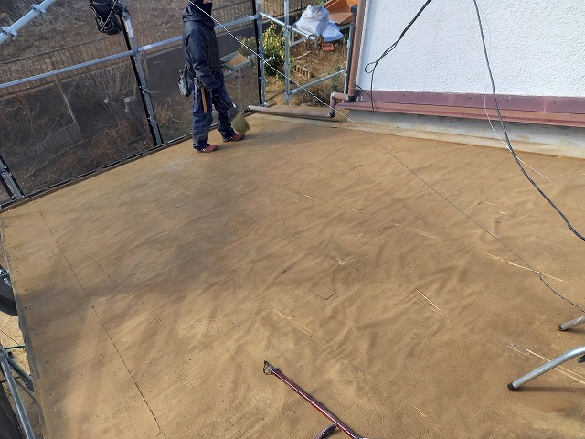屋根葺き替え工事の瓦撤去後の下屋根清掃状況