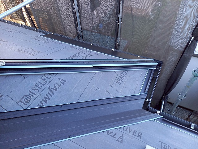 下屋根部カバー工事の谷や隅棟への専用部材取り付け状況