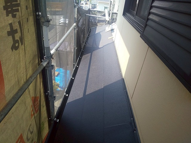 住宅屋根カバー工事の下屋根に対する金属屋根本体施工が完了