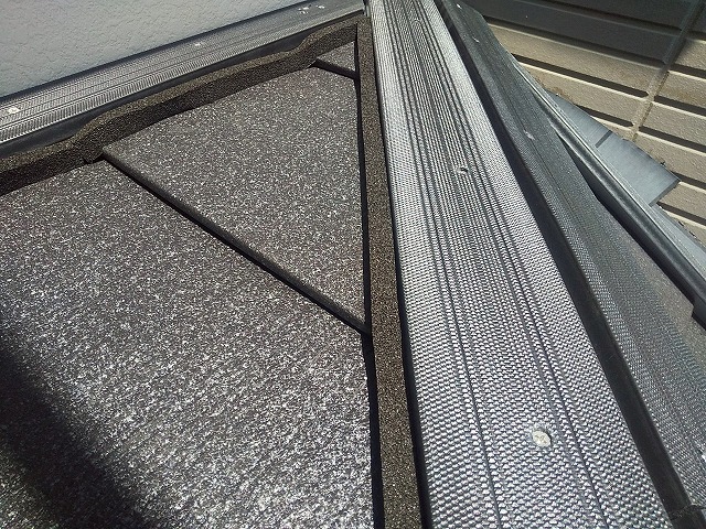 下屋根カバー工事の隅棟への防水シーラー貼り付け状況