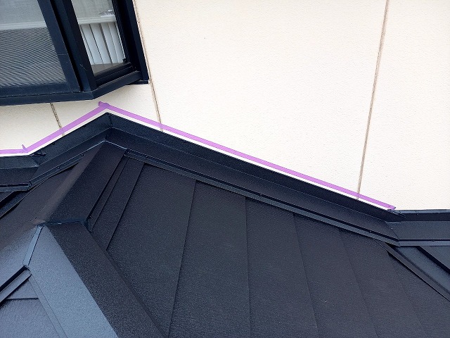 屋根カバー工事で下屋根へのコーキング打設のためのマスキングテープ養生