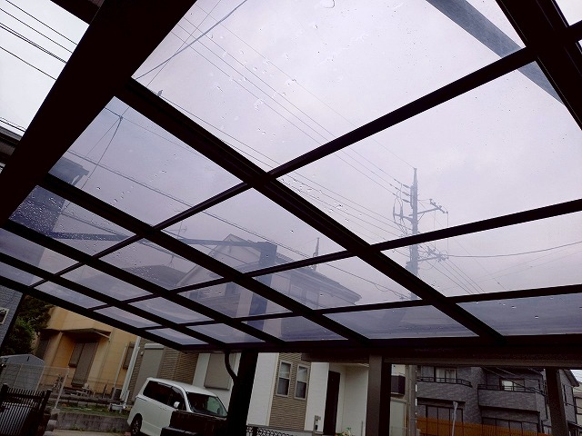 屋根カバー工事完了後のカーポートポリカ屋根清掃状況
