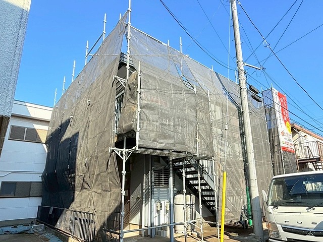アパート建物塗装工事の足場組み立て後のメッシュシート張りが完了