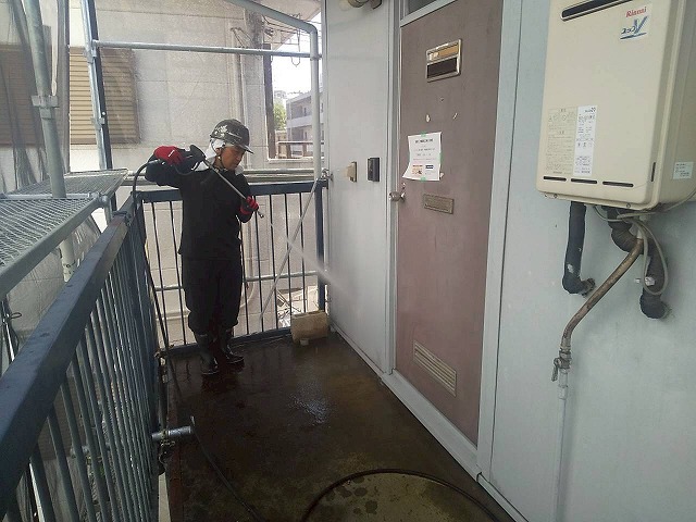 アパート建物塗装工事の外壁や玄関ドアへの高圧洗浄