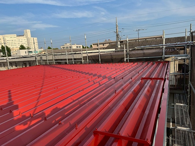 アパート折板屋根塗装工事の「マイルドボーセイ」を用いた下塗りが完了