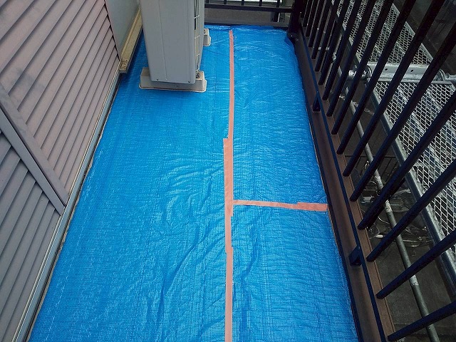 アパート金属サイディング塗装工事のベランダ床面への養生が完了