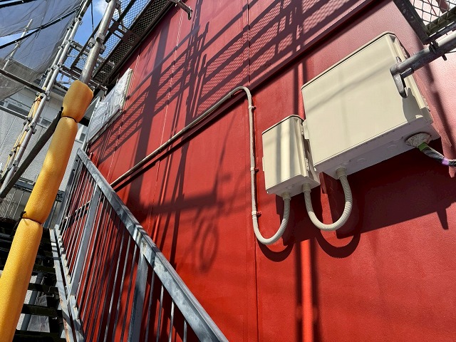 金属サイディング塗装工事のサビ止め塗料を用いた下塗りが完了