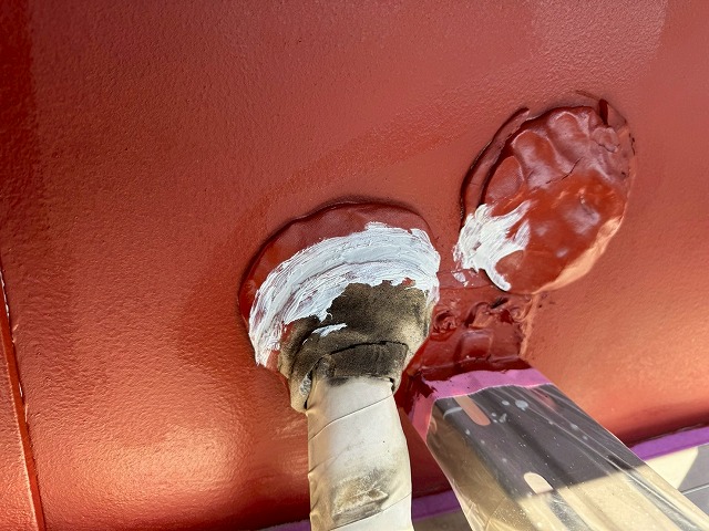 アパート外壁塗装工事の配管引き込み穴へのコーキング補修