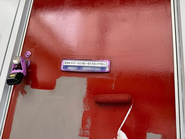 アパート玄関ドア塗装工事のサビ止め塗料を用いたローラー下塗り