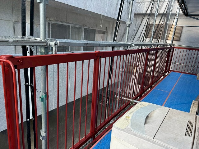 アパート外部鉄骨階段塗装工事のサビ止め下塗りが完了