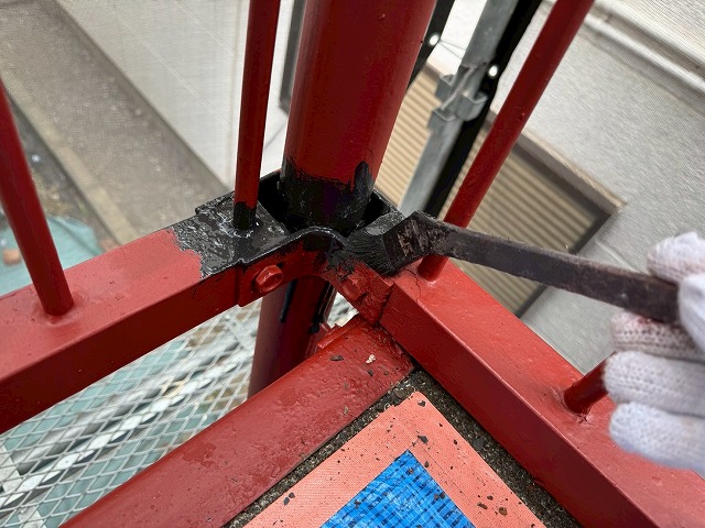 アパート外部鉄骨階段塗装工事のハケを使った中塗り