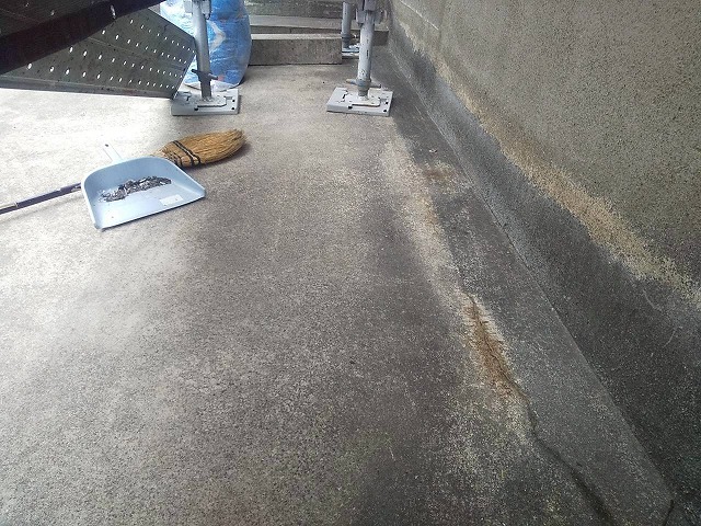 アパート建物修繕工事のコンクリート土間への清掃