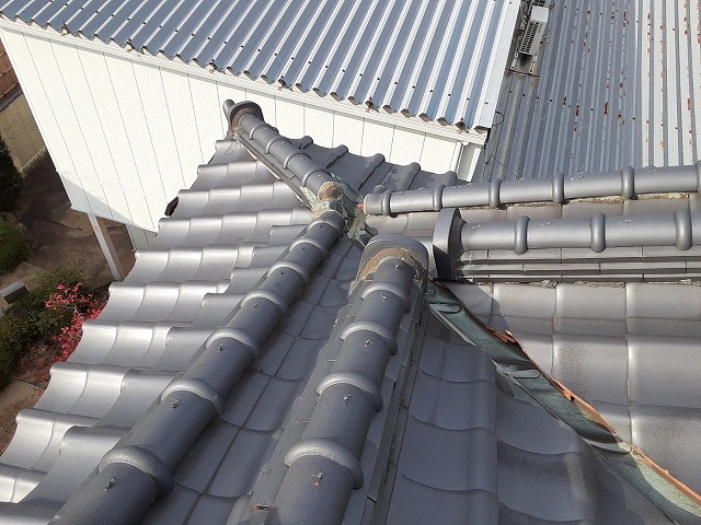 谷から隅棟につながる複雑な納まりの住宅の屋根