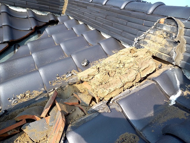 屋根葺き替え工事で化粧棟を解体している様子