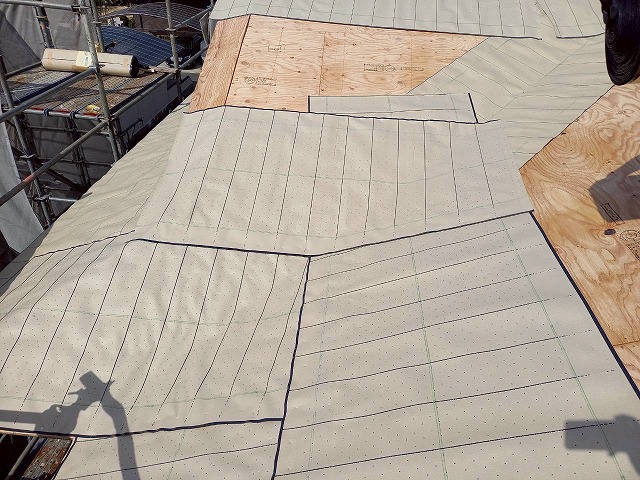 複雑な形状をした屋根への防水シート敷設