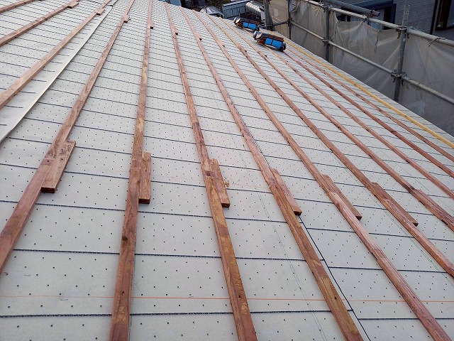 屋根葺き替え工事瓦残取り付け工程の施工状況