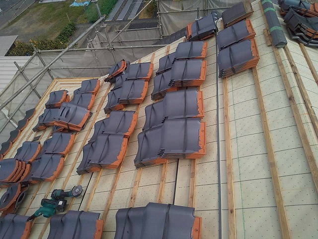 屋根葺き替え工事で使用する瓦材を屋根上に搬入