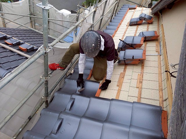 屋根葺き替え工事の雪止瓦の施工状況
