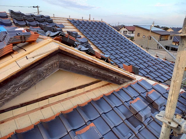 牛久市にて「防災Ｊ形瓦エース」を用いた入母屋屋根葺き替え工事の本体葺き