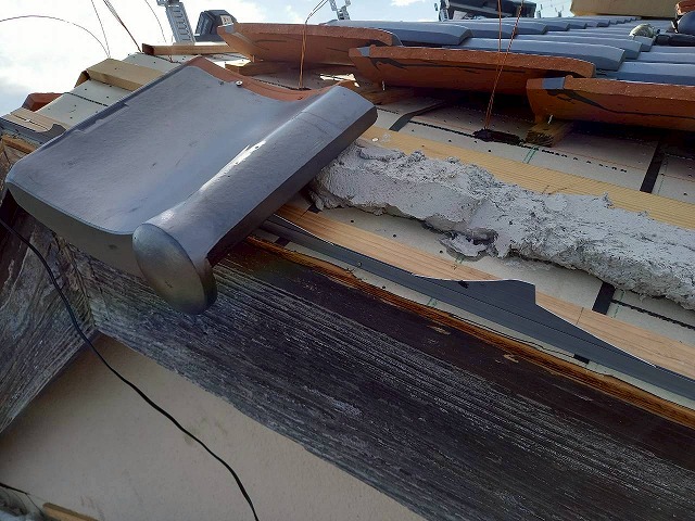 屋根葺き替え工事で野地板に漆喰材を盛り付け状況