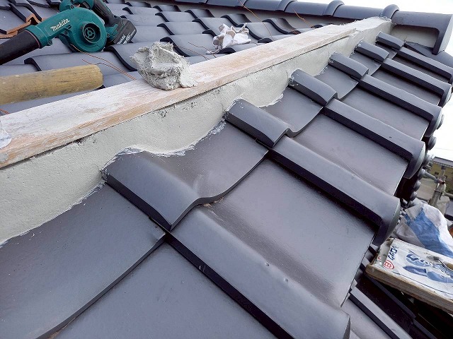 屋根葺き替え工事でモルロックを用いた風切丸土台構築