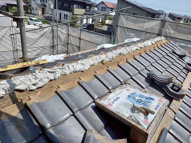 下屋根の棟取り直し工事で棟部にモルロックを盛り付けた状況