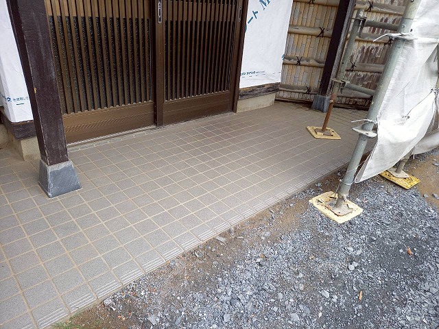 屋根葺き替え工事で玄関前清掃が完了