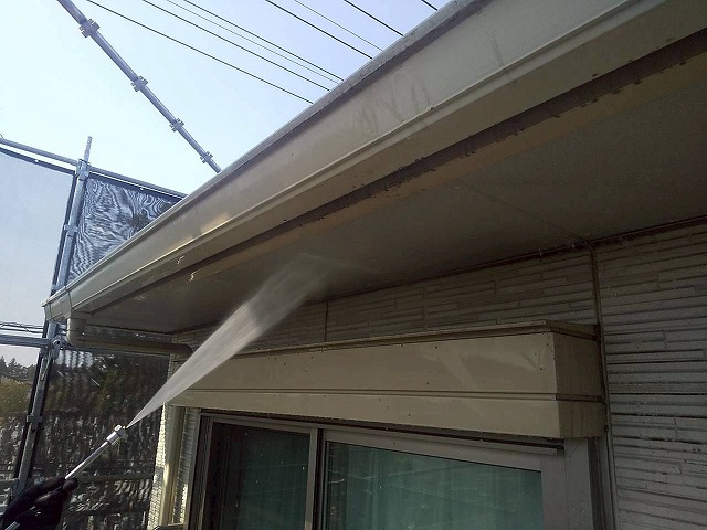 アパート屋根塗装工事の軒天への高圧洗浄工程