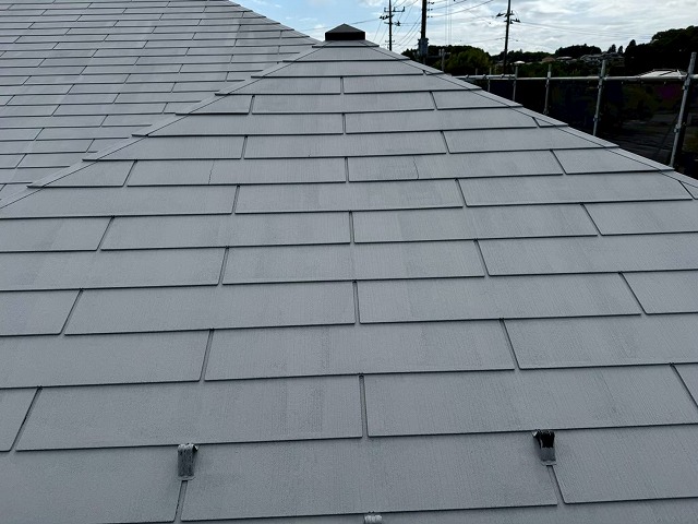 カラーベスト屋根塗装工事の「ベスコロフィラーHG」を用いた下塗りが完了