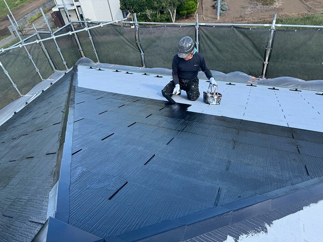 カラーベスト屋根塗装工事の「エスケープレミアムルーフSi」を用いたローラー中塗り