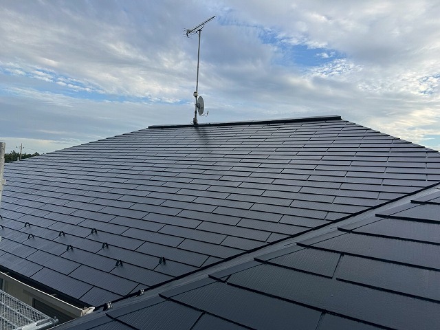 アパート屋根塗装工事でカラーベスト屋根への3回塗りが完成