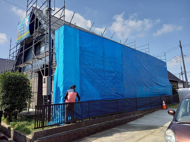 屋根のトップライト撤去およびカバー工事のための足場にブルーシート養生