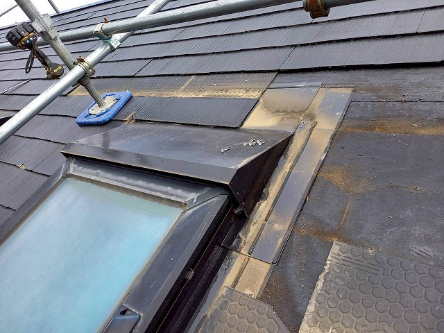 トップライト周辺のカラーベスト屋根解体の施工状況