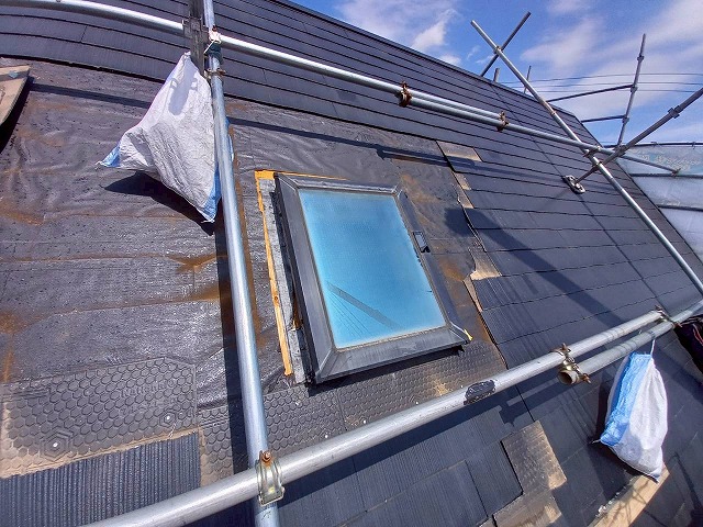 トップライト撤去工事の既設トップライトの本体を解体する前の状況